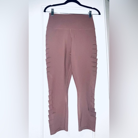 Alo High-Waist Slice Capri Leggings - Picture 3 of 14